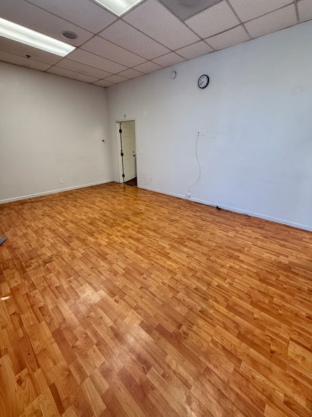 12942 Galway St, Garden Grove, CA for lease - Interior Photo - Image 2 of 13