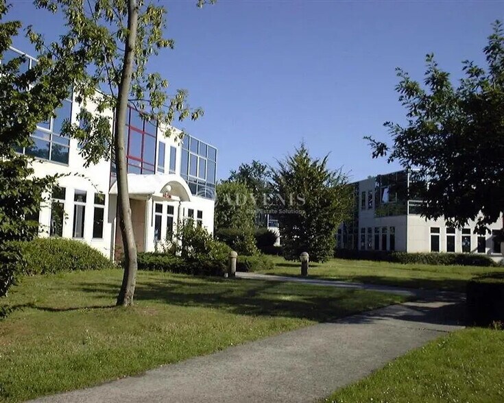 Bureau dans Éragny à louer - Photo du bâtiment - Image 1 de 1