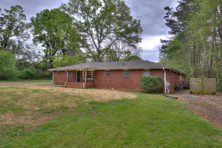 43 unit Residential Rental Portfolio portfolio of 8 properties for sale on LoopNet.ca - Building Photo - Image 2 of 35