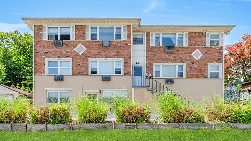 161 S Pearl St, Pearl River, NY à vendre - Photo du bâtiment - Image 1 de 34