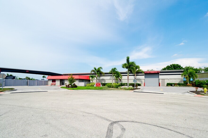 7107 24th Ct E, Sarasota, FL à vendre - Photo du bâtiment - Image 2 de 13