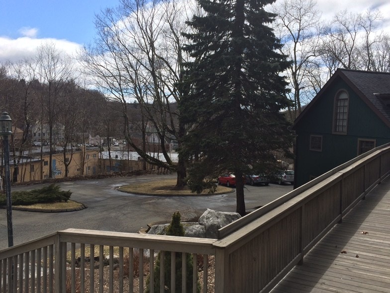 9 Brookside Rd, Redding, CT for sale - Interior Photo - Image 2 of 5