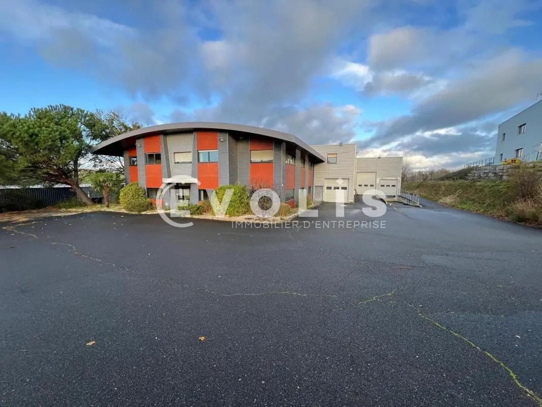 Flex dans FLEURIEUX-SUR-L'ARBRESLE à louer Photo du bâtiment- Image 1 de 18