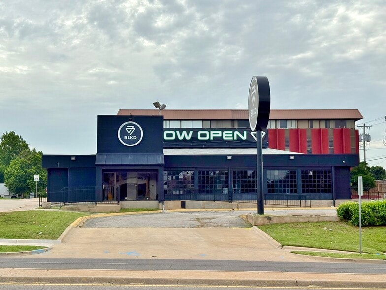 5708 N May Ave, Oklahoma City, OK for lease - Building Photo - Image 2 of 4