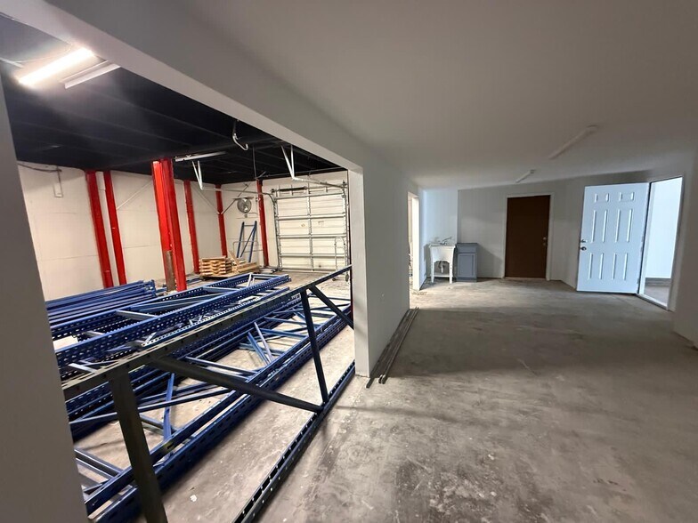 2578 Fowler St, Fort Myers, FL à louer - Photo du bâtiment - Image 3 de 21