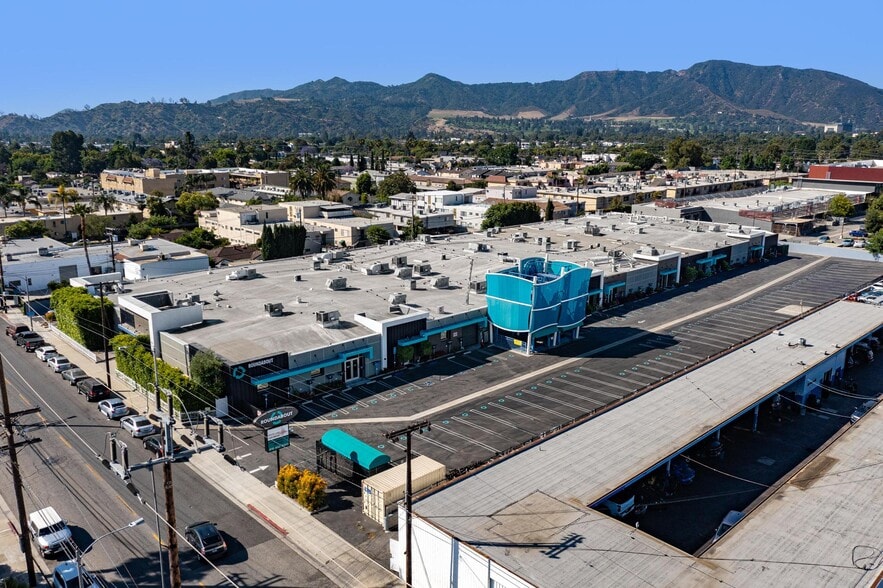 217-277 S Lake St, Burbank, CA à vendre - Photo du bâtiment - Image 2 de 15