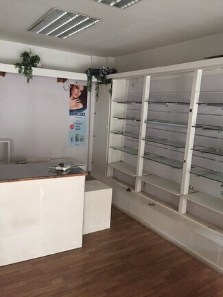 Plus de détails pour Commerce de détail à vendre