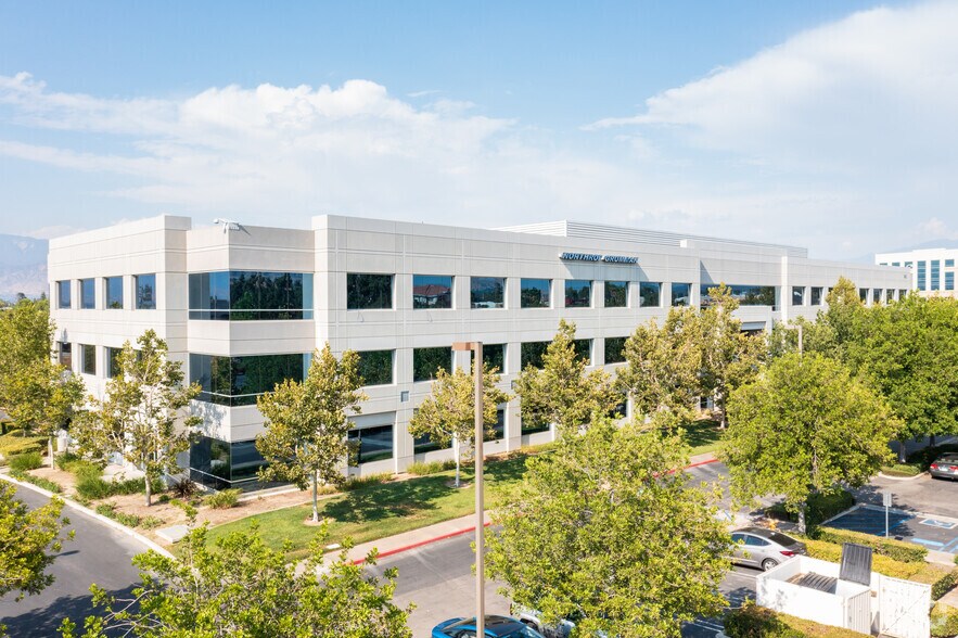 650 E Hospitality Ln, San Bernardino, CA à louer - Photo du bâtiment - Image 1 de 11