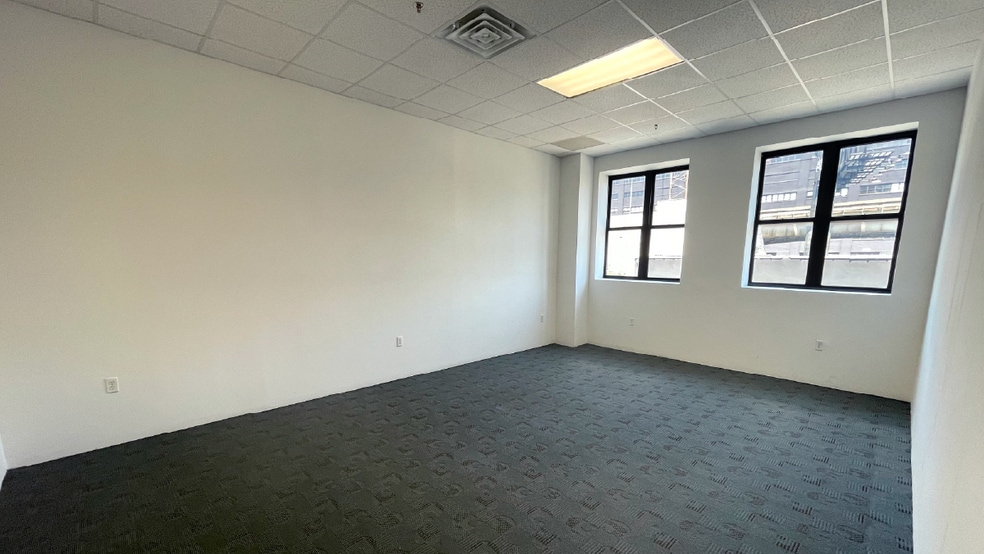 2337 Borden Ave, Long Island City, NY for lease - Interior Photo - Image 3 of 6