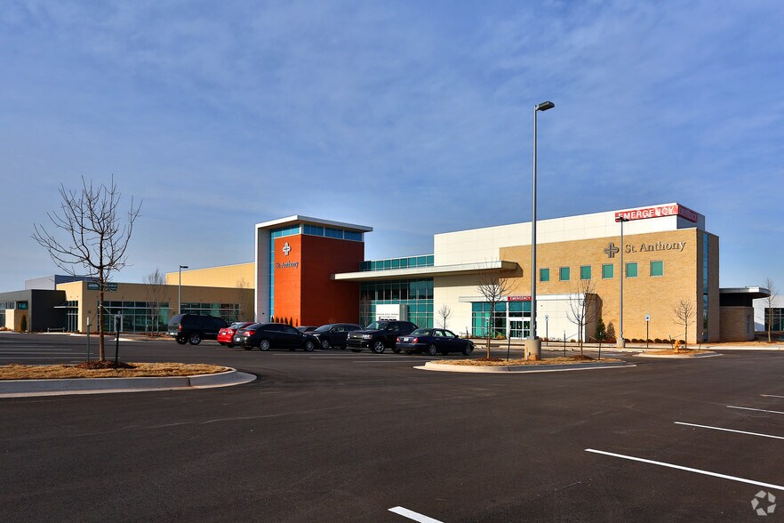 201 S Sara Rd, Mustang, OK à louer - Photo du bâtiment - Image 3 de 10