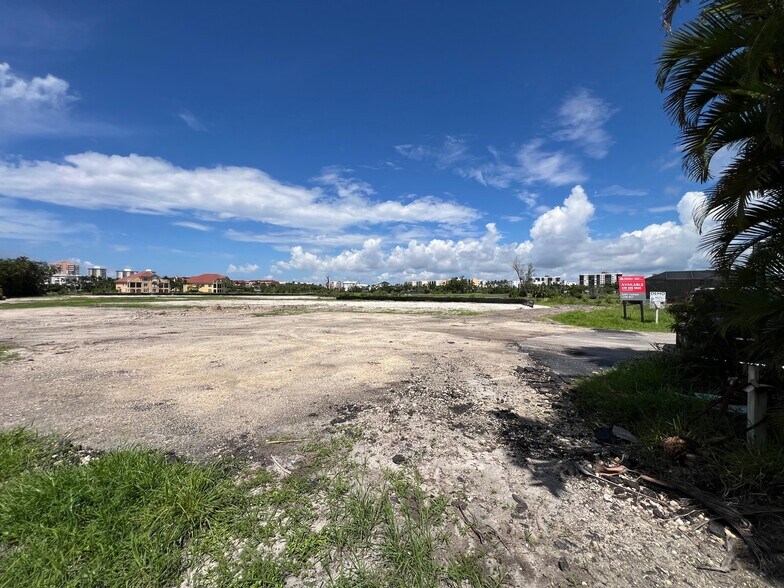 7760 Buccaneer Dr, Fort Myers, FL à vendre - Photo du bâtiment - Image 2 de 3