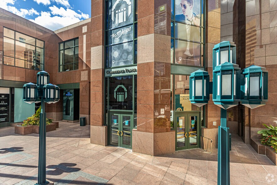 10155 102nd St NW, Edmonton, AB à louer - Photo du bâtiment - Image 2 de 13