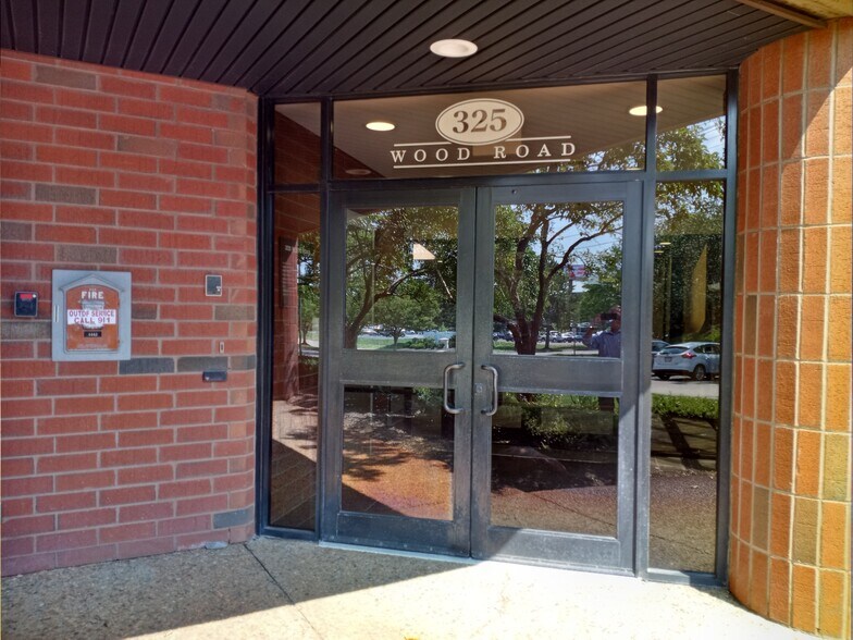 325 Wood Rd, Braintree, MA à louer - Photo du bâtiment - Image 2 de 12