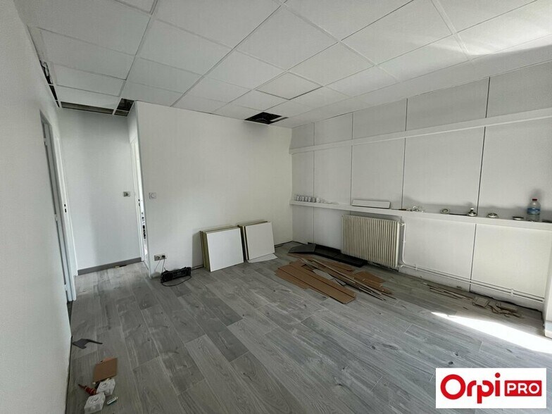 Office in Corbas for lease - Building Photo - Image 2 of 9