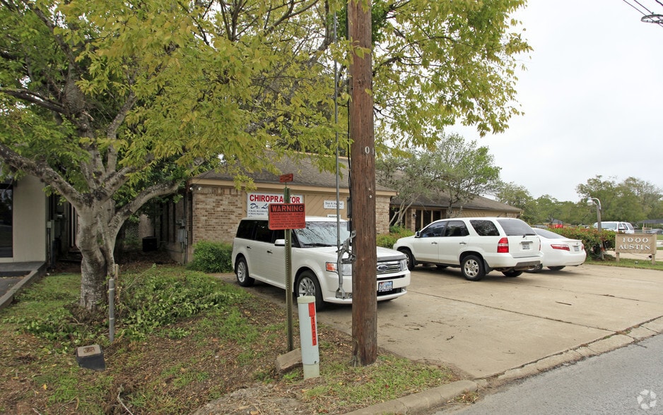1000 Austin St, Richmond, TX for lease - Building Photo - Image 2 of 3