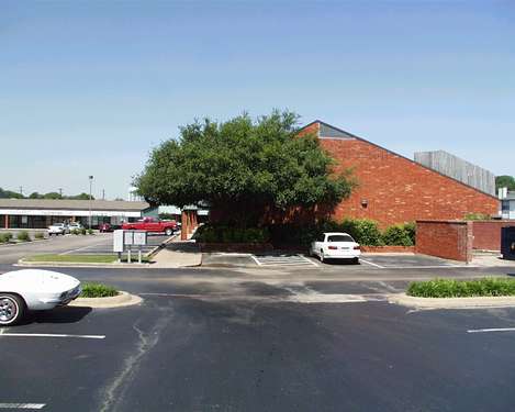 209 Bedford Rd, Bedford, TX à louer - Photo du bâtiment - Image 3 de 27