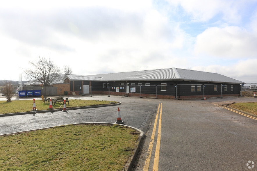 Kings Mill Ln, Redhill à louer - Photo principale - Image 1 de 4