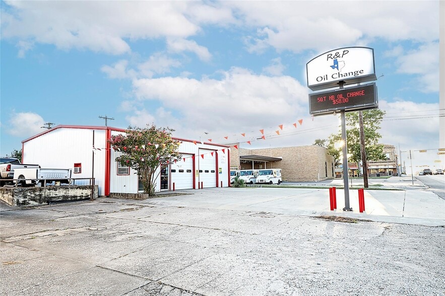 108 E Wise St, Bowie, TX for sale - Building Photo - Image 1 of 38