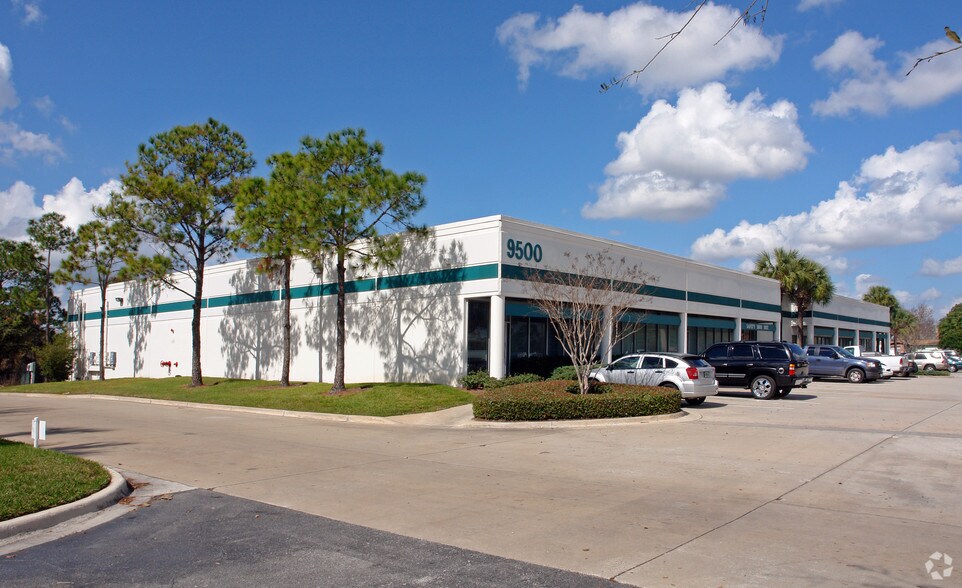 9500 S Satellite Blvd, Orlando, FL à louer - Photo du bâtiment - Image 3 de 10