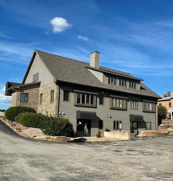 681 Baeten Rd, Ashwaubenon, WI à vendre - Photo du bâtiment - Image 2 de 4