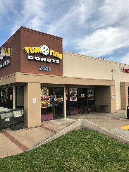 2431 N Tustin Ave, Santa Ana, CA à louer - Photo du bâtiment - Image 2 de 6