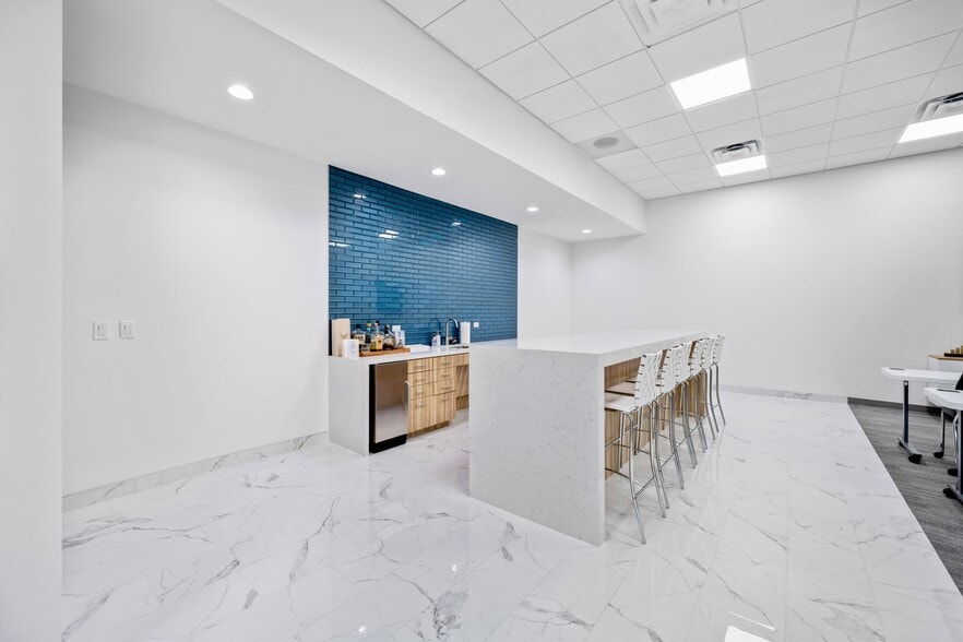 4500-4540 Beltway Dr, Addison, TX for lease - Interior Photo - Image 2 of 10