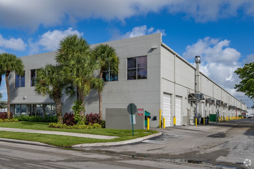 3399 NW 72nd Ave, Miami, FL à louer - Photo du bâtiment - Image 2 de 7