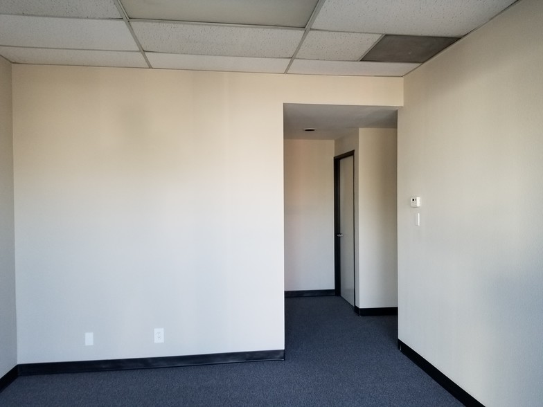 127 Business Center Dr, Corona, CA for lease - Interior Photo - Image 2 of 5