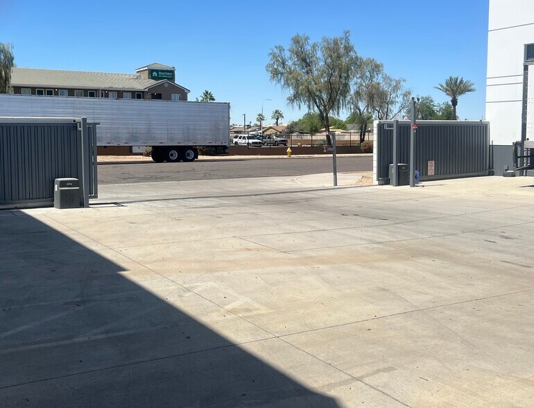 4845 W McDowell Rd, Phoenix, AZ à louer - Photo du bâtiment - Image 3 de 14