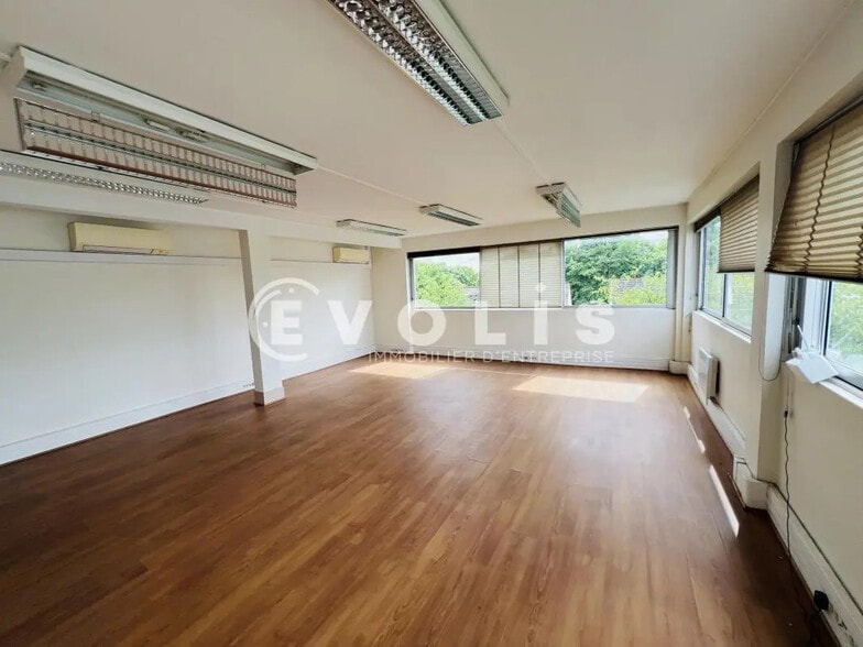Office in Noisy-le-Grand for lease - Interior Photo - Image 2 of 5