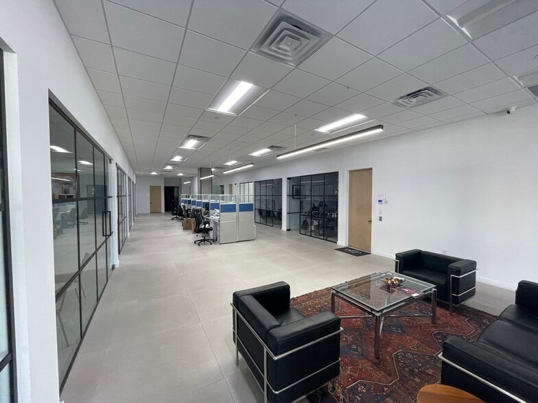 4302 SW 73rd Ave, Miami, FL à louer - Photo du bâtiment - Image 3 de 15