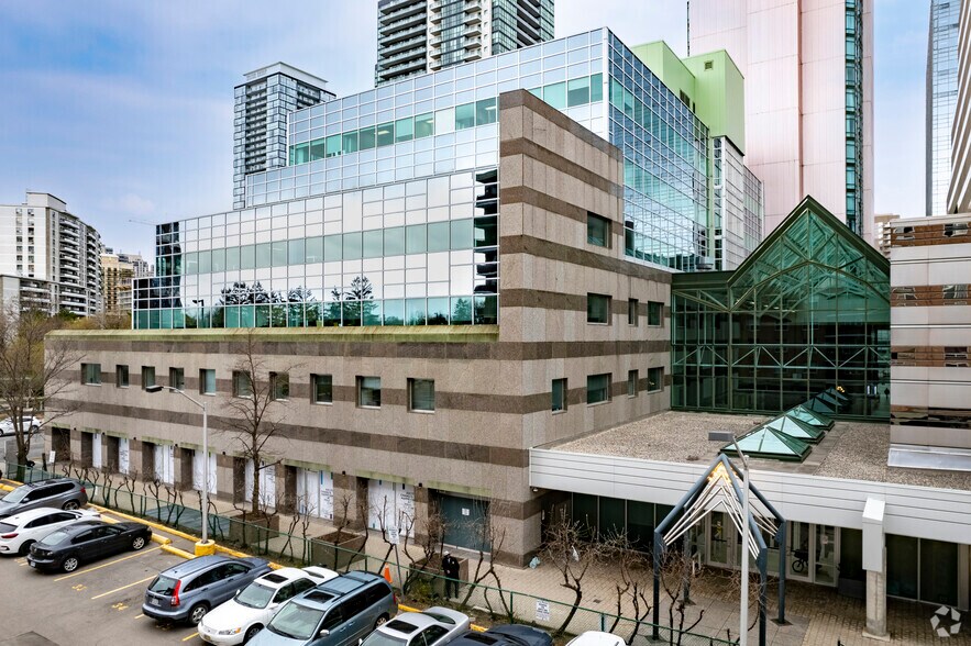 5 Park Home Ave, Toronto, ON à louer - Photo du bâtiment - Image 2 de 9