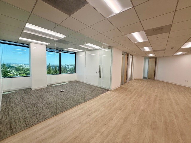 21550 Oxnard St, Woodland Hills, CA for lease Interior Photo- Image 1 of 12