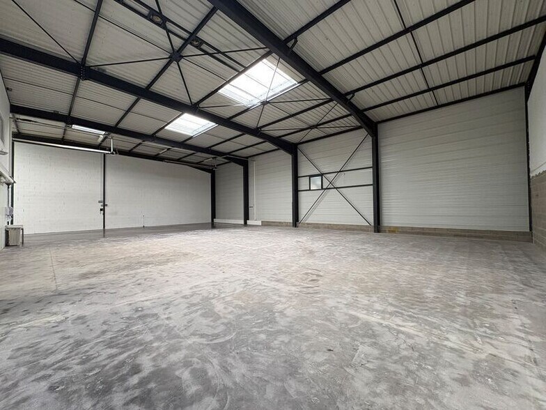 Flex in Vénissieux for sale - Building Photo - Image 2 of 8
