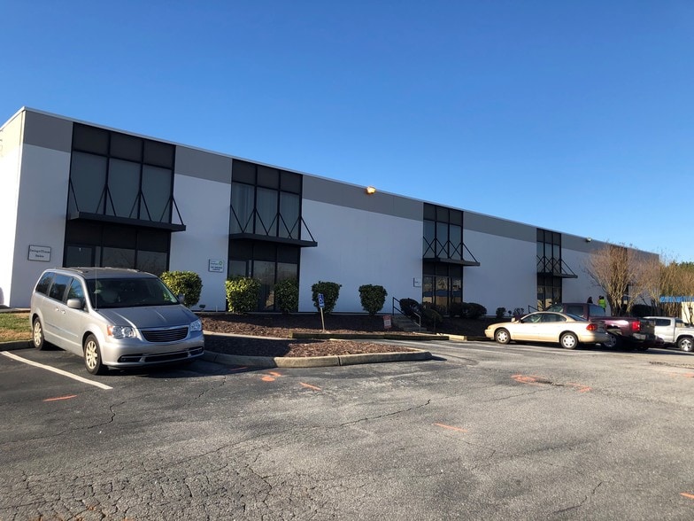 121 Interstate Blvd, Greenville, SC à louer - Photo du bâtiment - Image 1 de 4