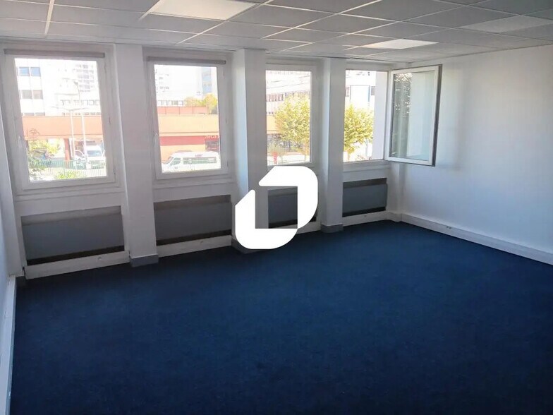 Office in Créteil for lease - Interior Photo - Image 1 of 7