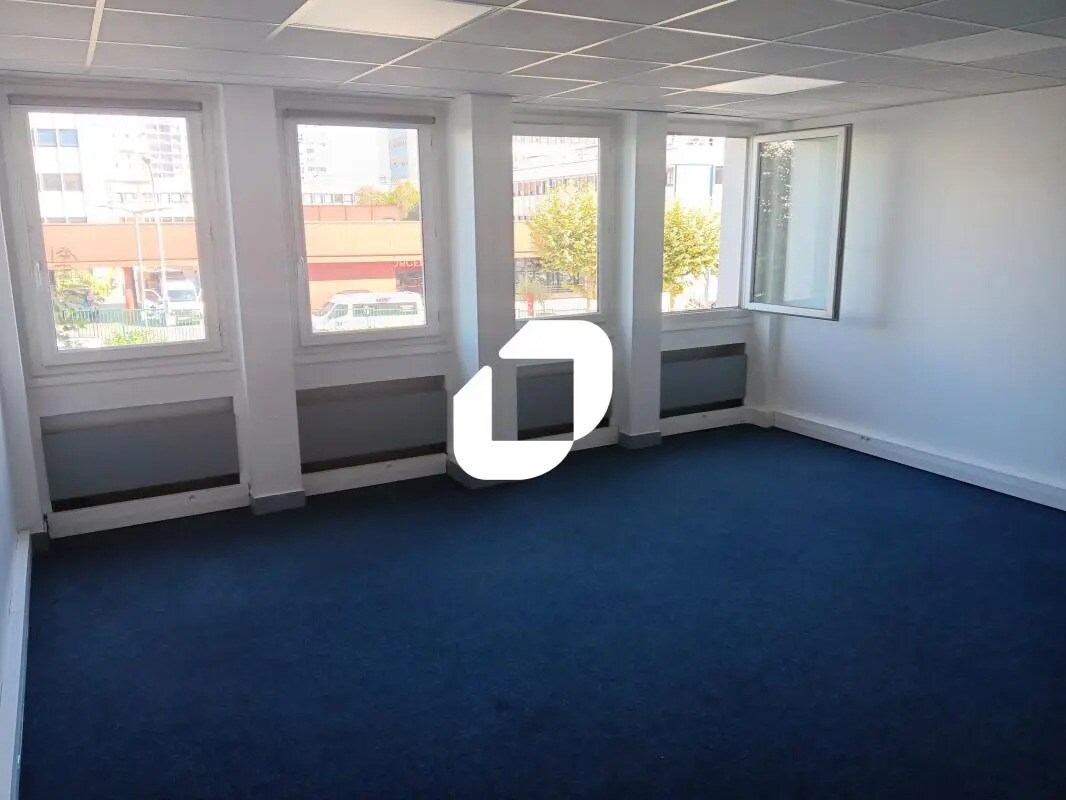 Office in Créteil for lease Interior Photo- Image 1 of 8