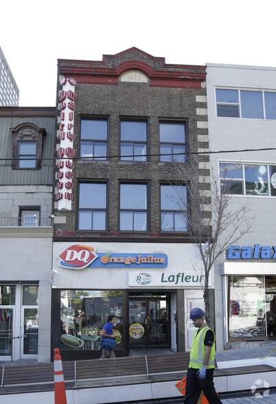 268 Rue Sainte-Catherine O, Montréal, QC à louer - Photo du bâtiment - Image 2 de 2