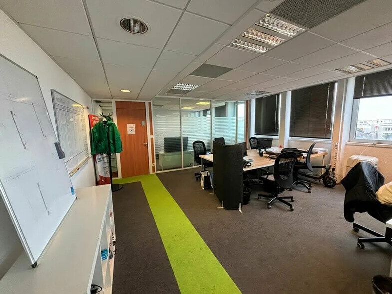 Office in Bordeaux for lease - Building Photo - Image 3 of 6