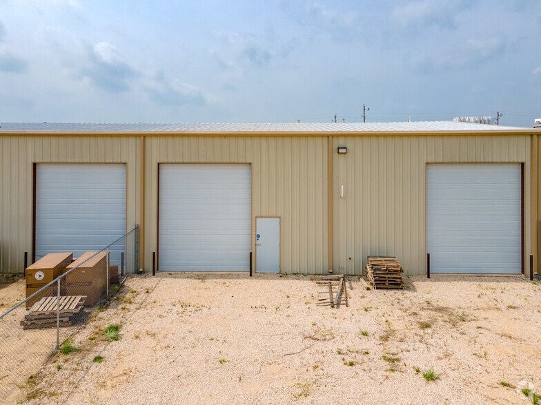 200 Eurostar Dr, Pleasanton, TX for lease - Building Photo - Image 2 of 8
