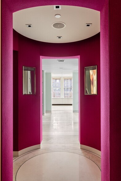 5 E 57th St, New York, NY à louer - Photo du bâtiment - Image 2 de 6