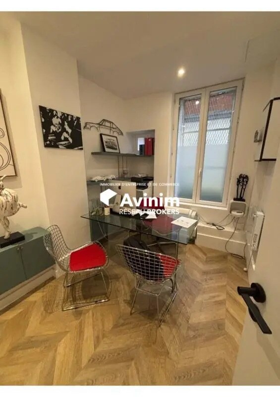 Retail in Paris for lease Interior Photo- Image 1 of 5