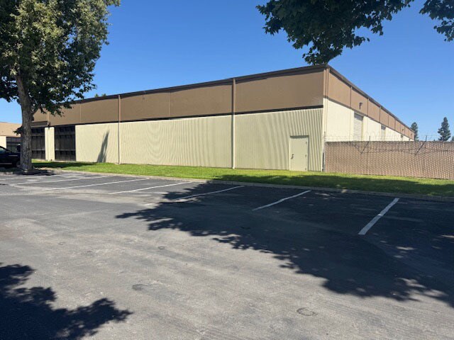 4025 E Arch Rd, Stockton, CA à louer - Photo du bâtiment - Image 2 de 4
