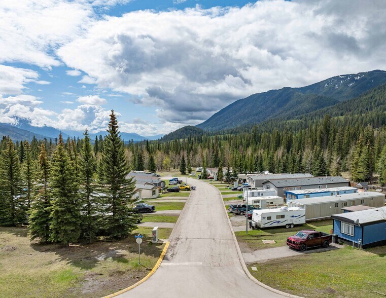 35 Cassiar Dr, Elkford, BC à vendre - Photo du bâtiment - Image 2 de 8