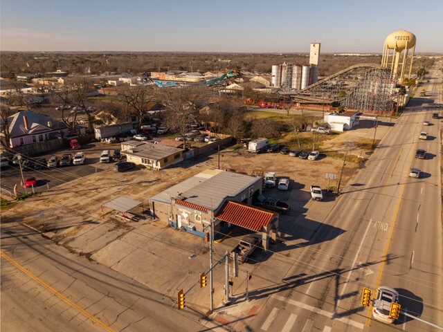 103 W Kingsbury St, Seguin, TX à vendre - Photo du bâtiment - Image 2 de 11