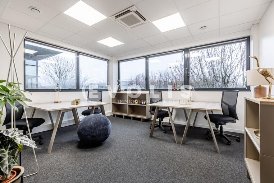 Bureau dans Élancourt à louer - Photo du bâtiment - Image 2 de 12