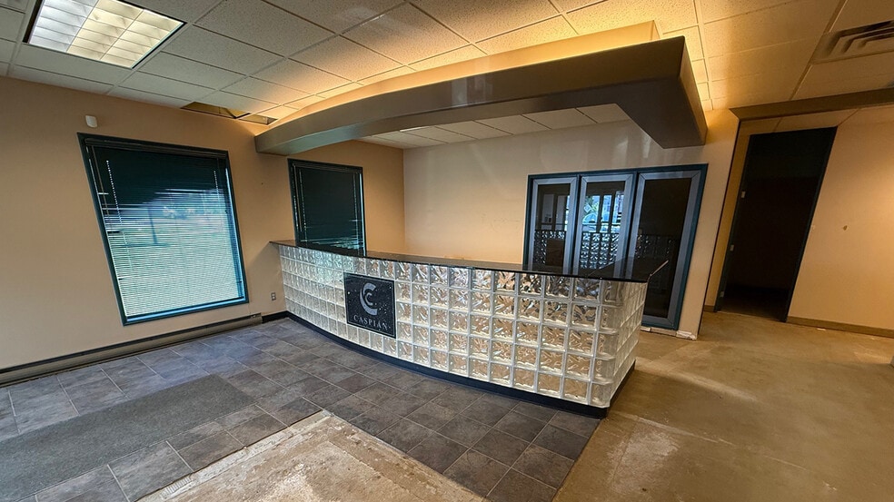 2245 Mcgillivray Blvd, Winnipeg, MB for lease - Building Photo - Image 3 of 8