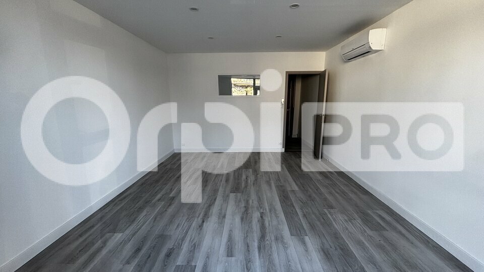 Retail in Arles for sale Interior Photo- Image 1 of 10