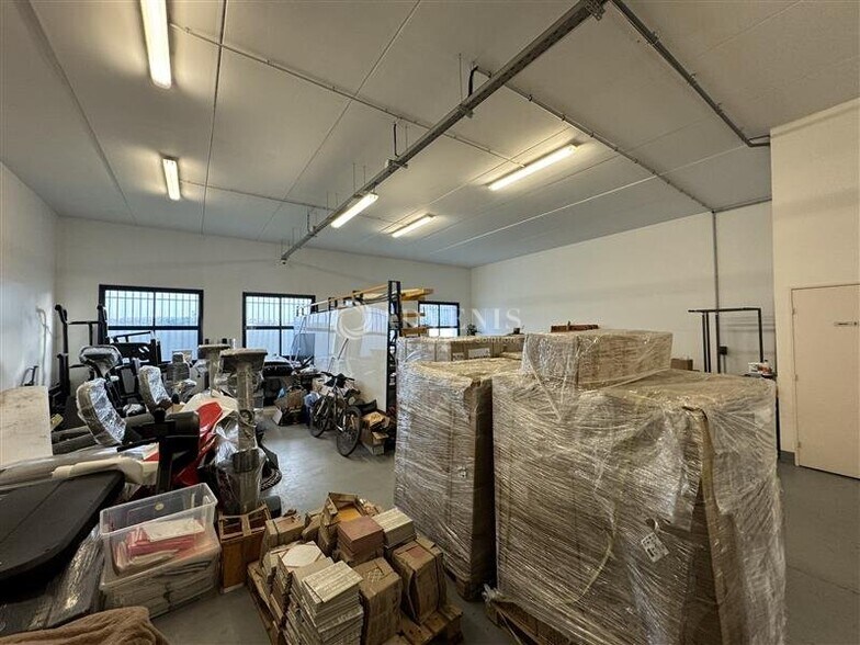 Flex in Croissy-Beaubourg for lease - Interior Photo - Image 2 of 8