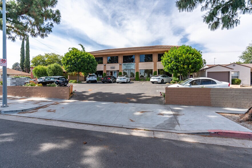 17425 Chatsworth St, Granada Hills, CA à louer - Photo du bâtiment - Image 2 de 11